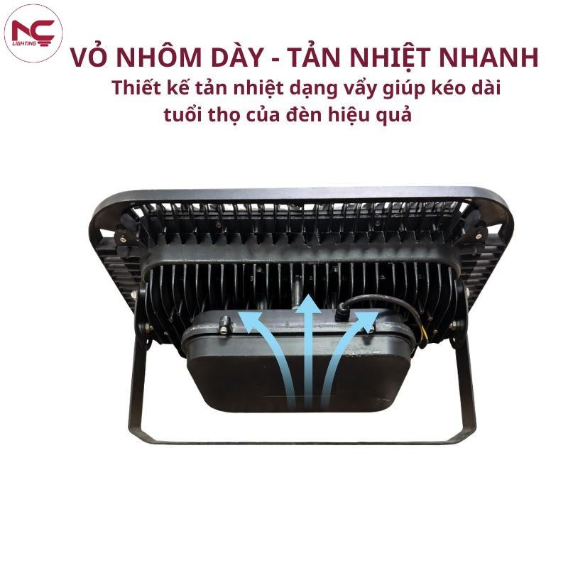 Vỏ nhôm của đèn pha led PNC16 khá dày chắc chắn và tản nhiệt tốt