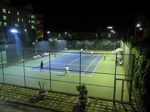 đèn pha led chiếu sáng sân tennis