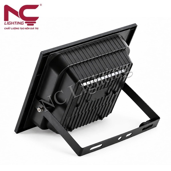 den-pha-nang-luong-mat-troi-pnc-32-4 Đèn pha năng lượng mặt trời PNC-32