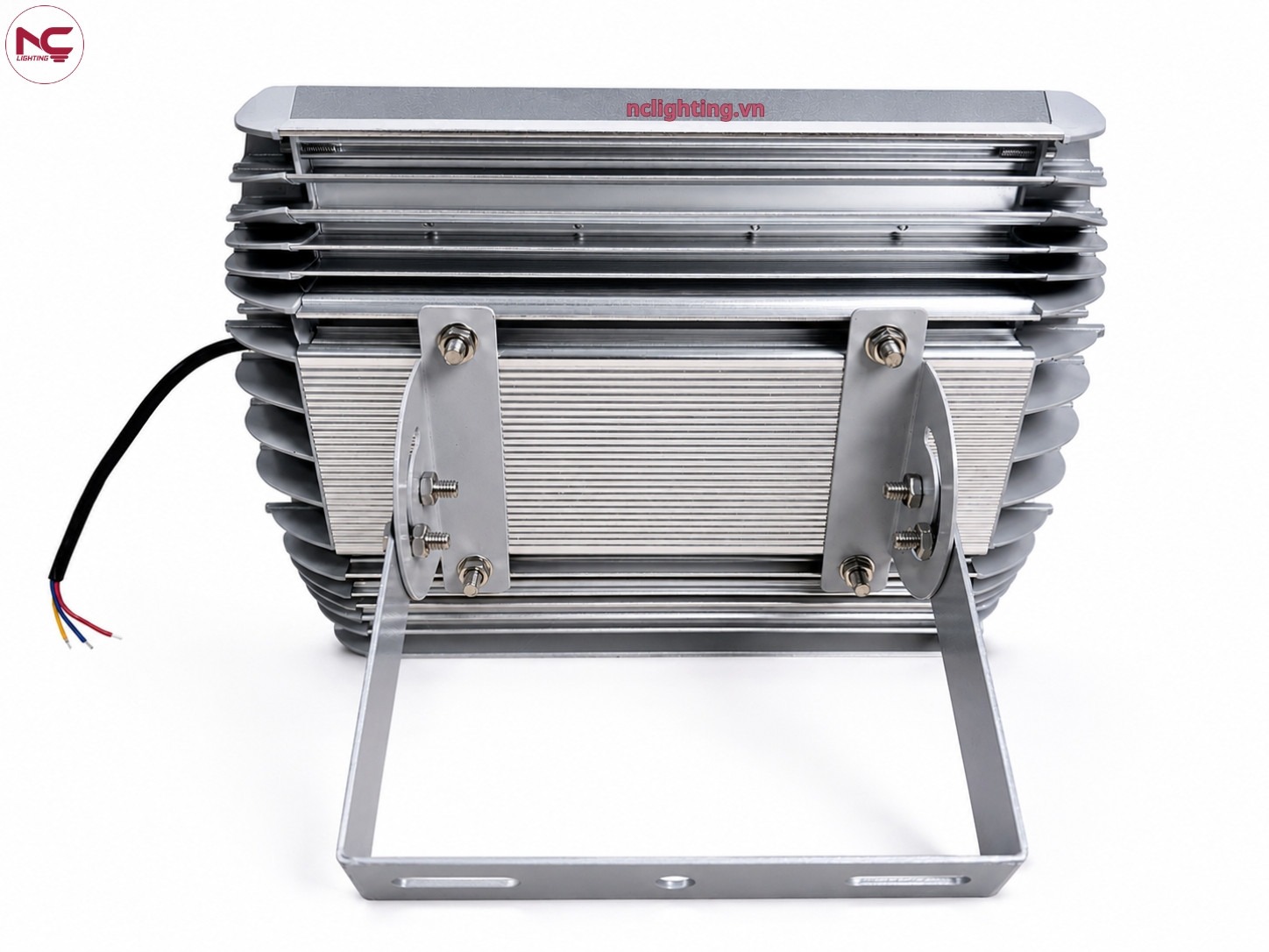 4-mat-sau-pnc-55 Mặt sau của pnc-55 được thiết kế rãnh tản nhiệt