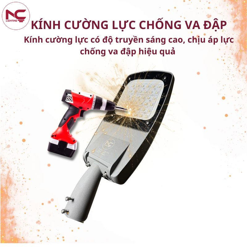 Mặt kính cường lực đèn đường led LNC-136 có khả năng chống va đập tốt