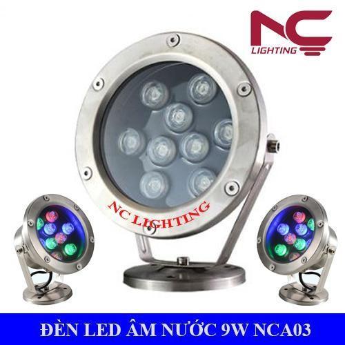 Đèn LED âm nước 9W NCA03-RGB NC Lighting thân inox đế đứng có 9 chip LED, kích thước lớn ở trung tâm và hai đèn nhỏ hơn ở hai bên, hiển thị ánh sáng đa sắc màu (RGB), chuyên dụng cho đài phun nước, hồ bơi và tiểu cảnh