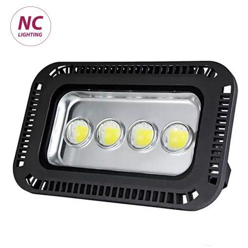 Hình ảnh đèn pha led “mắt lồi” công suất 200W PNC16 vỏ đen tản nhiệt, chip COB có thấu kính lồi, chống nước IP66, chiếu xa