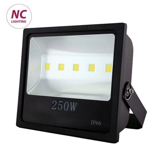 Hình ảnh đèn pha led công suất 250W PNC21 vỏ hợp kim nhôm màu đen, thiết kế chống nước chống bụi IP66, sử dụng chip led hiệu suất cao cho chiếu sáng sân vận động và công trình
