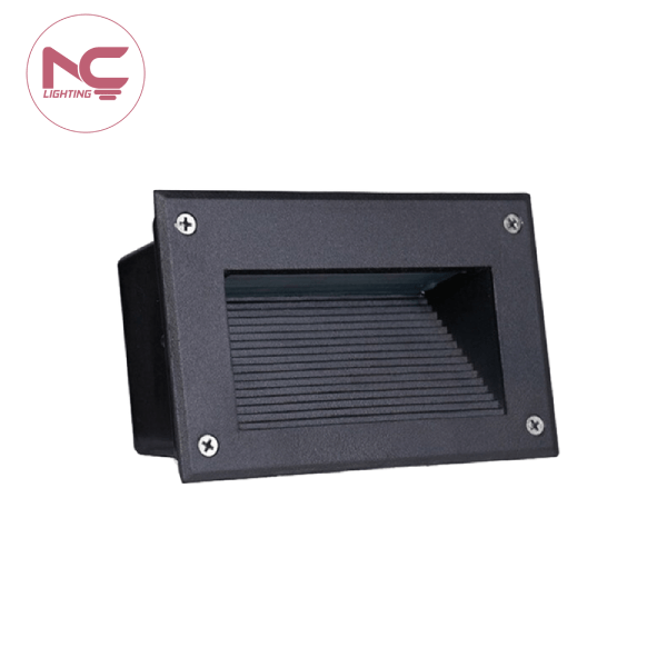 Đèn Vuông âm cầu thang ACTV NC Lighting, màu đen, thiết kế hình vuông với các lá chắn tản quang dọc chéo bên trong