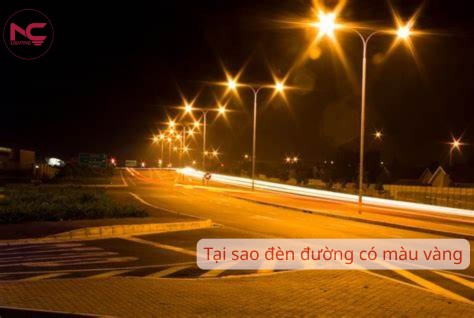 Đèn đường chiếu sáng màu vàng trên đường cao tốc vào ban đêm