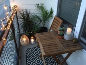 Không gian ban công sử dụng các loại đèn chiếu sáng tạo cảm giác ấm và thư giãn