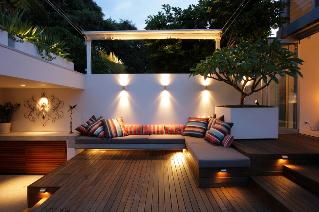 Đèn sân thượng gắn tường chiếu hắt tạo không gian thư giãn ngoài trời hiện đại