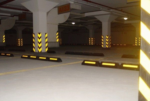 Vạch phản quang và cột phản quang trong bãi đỗ xe giúp tăng khả năng nhận diện ban đêm