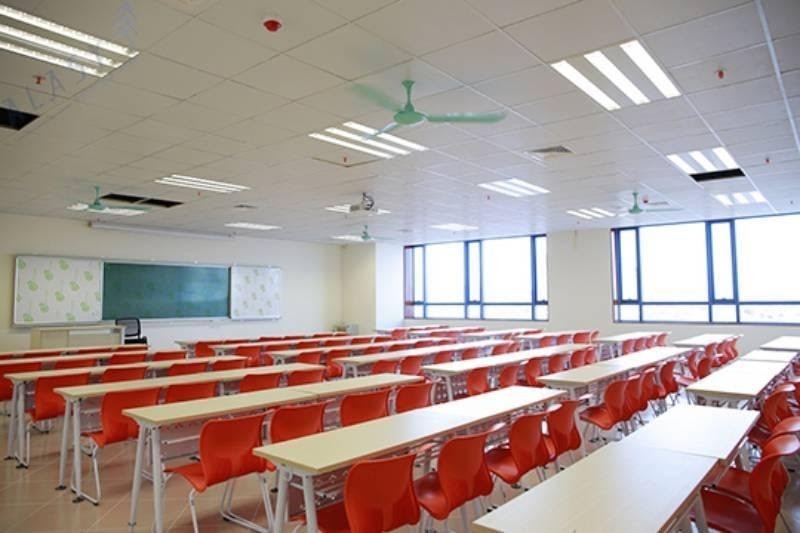Phòng học với hệ thống chiếu sáng trần bố trí đồng đều theo tiêu chuẩn chiếu sáng phòng học