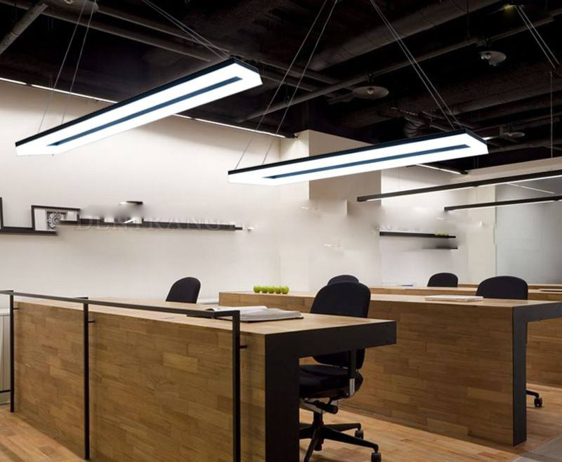 đèn văn phòng thả trần dạng thanh lắp trên trần trong không gian làm việc hiện đại