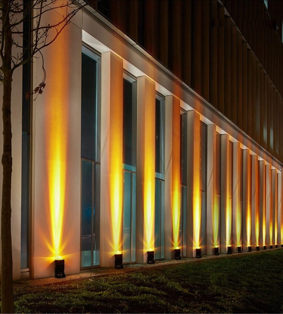 đèn chiếu chân cột ngoài trời ánh sáng hắt lên làm nổi bật cột nhà