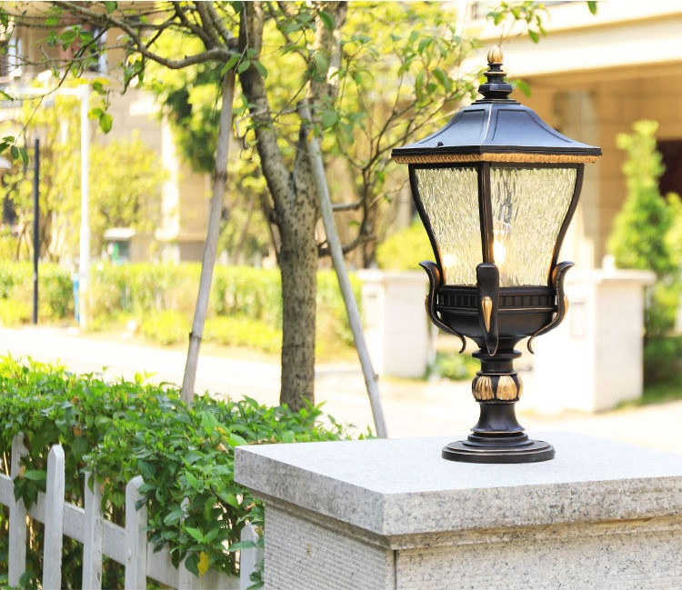 Đèn tường rào phong cách cổ điển thiết kế dạng đèn lồng gắn trên trụ tường ngoài trời