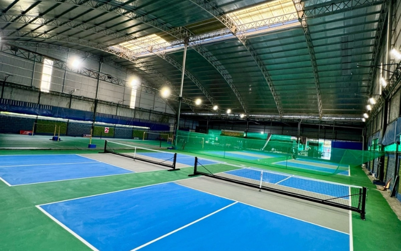 Hệ thống chiếu sáng sân pickleball trong nhà với đèn LED bố trí đều đảm bảo ánh sáng đồng đều
