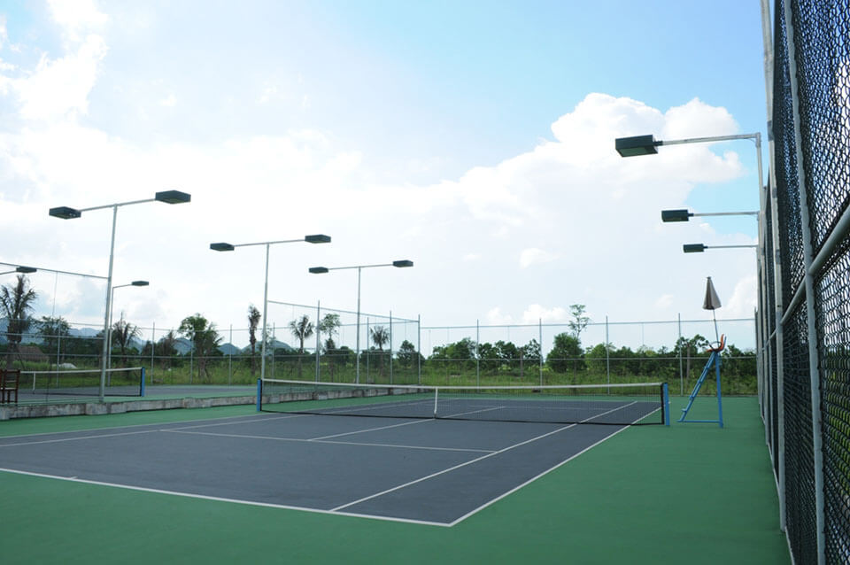 cách bố trí hệ thống cột đèn chiếu sáng dọc hai bên sân tennis