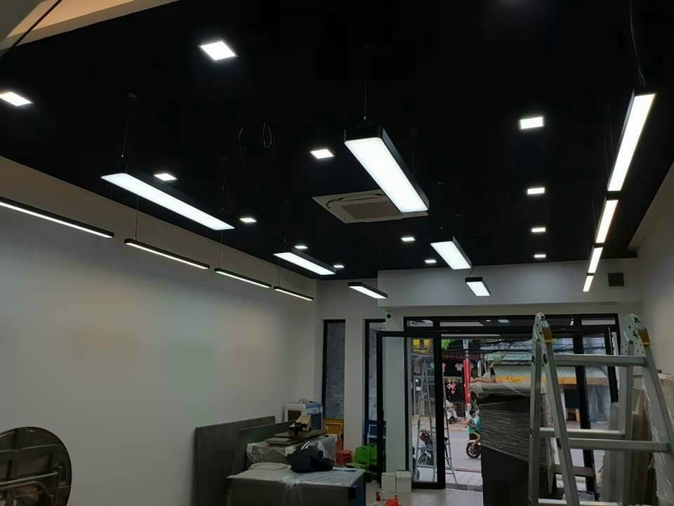 đèn thả trần dạng thanh và panel trong văn phòng hiện đại