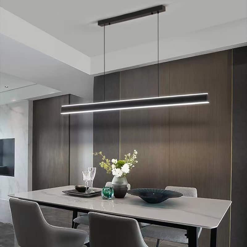 Đèn thả trần dài màu nâu đang phát sáng khu vực bàn ăn