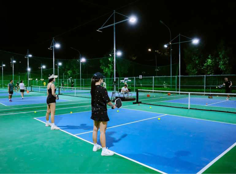 Cột dọc sân pickleball được bố trí với các khoảng cách theo tiêu chuẩn