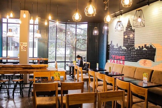 Cách bố trí đèn quán cafe với đèn chùm, đèn tường và đèn thả trần