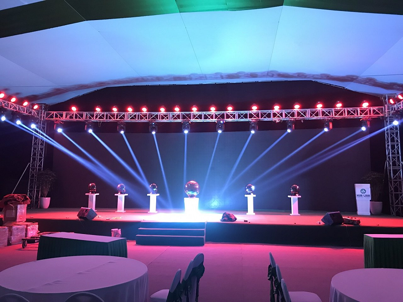 Cách bố trí hệ thống đèn sân khấu sự kiện ngoài trời chuyên nghiệp với đèn Beam và khung truss.