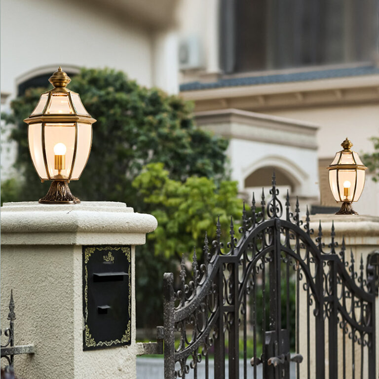 Mẫu đèn cổ điển được gắn trên cổng biệt thự sang trọng