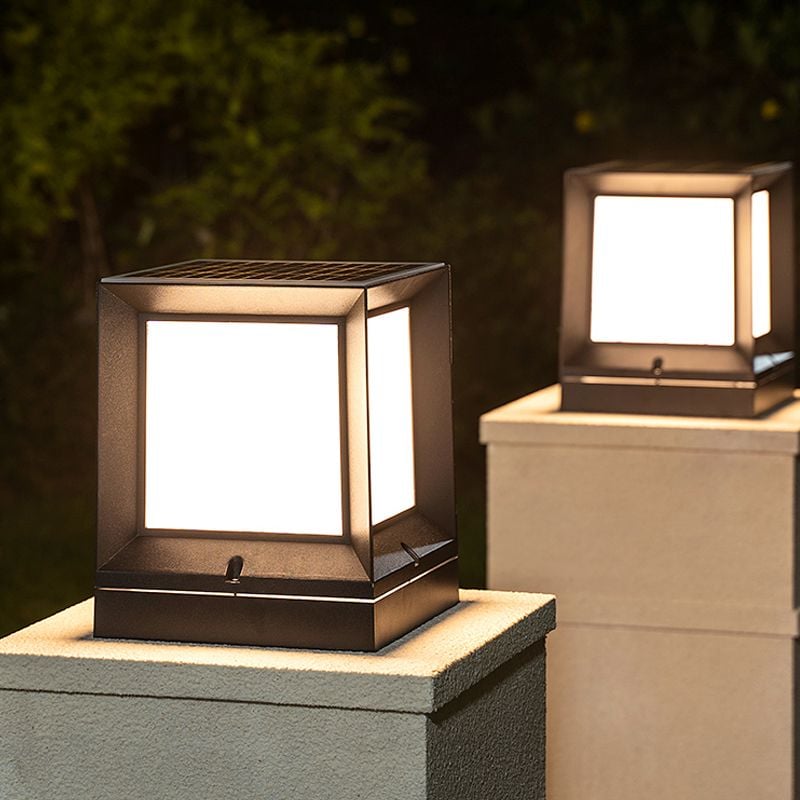 Mẫu đèn hình vuông đơn giản đang phát sáng trên trụ cổng của biệt thự