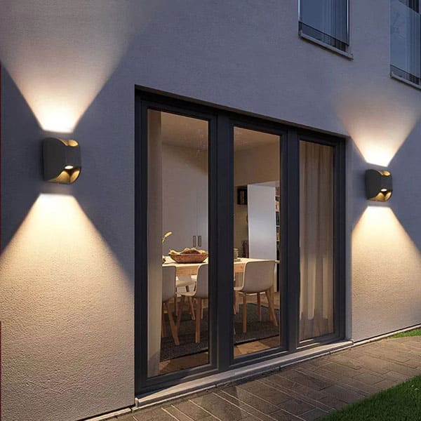 Cách bố trí đèn hắt tường 2 đầu 6W đến 12W cho mặt tiền nhà phố thấp tầng dưới 4m