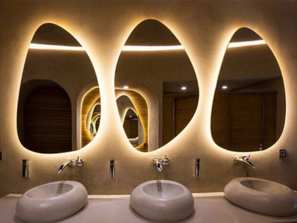 Xung quanh gương soi nhà vệ sinh sử dụng đèn chiếu viền 