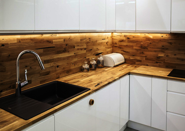 Đèn LED thanh gắn dưới tủ bếp chiếu sáng khu vực nấu nướng