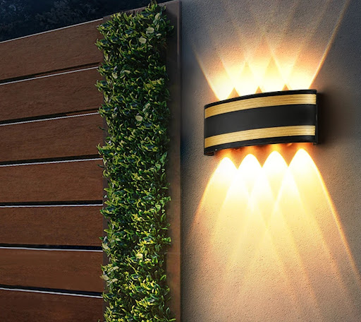 Mẫu đèn sân vườn gắn tường hắt lên hắt xuống