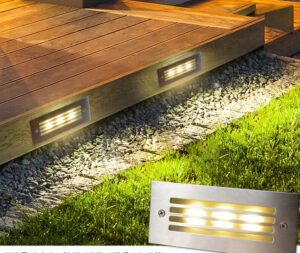Đèn bậc tam cấp đang hắt sáng