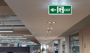 Đèn exit thoát hiểm được lắp ở vị trí sát tường