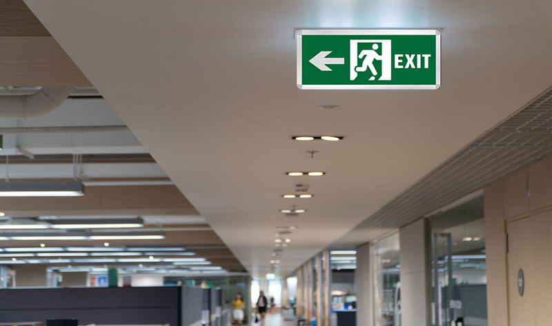 Đèn exit thoát hiểm được lắp đặt ở khu vực hành lang
