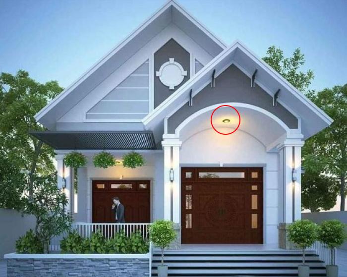 Đèn hắt mặt tiền nhà mái thái bố trí ở cột và trung tâm cửa