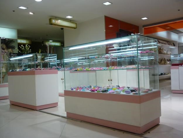Đèn trang trí tủ kính cửa hàng được trưng bày ở showroom