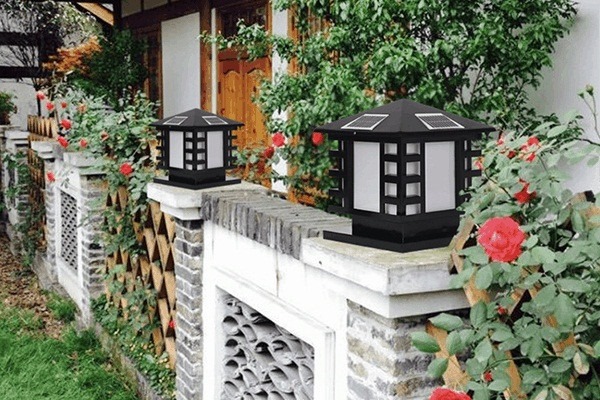 Đèn hàng rào nhà phố dạng cổ điển gắn trên các trụ hàng rào