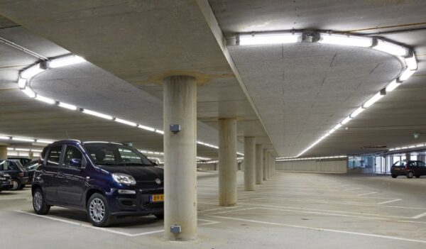 Đèn led ánh sáng trắng dạng typ được lắp đặt trong bãi gửi xe dưới tầng hầm