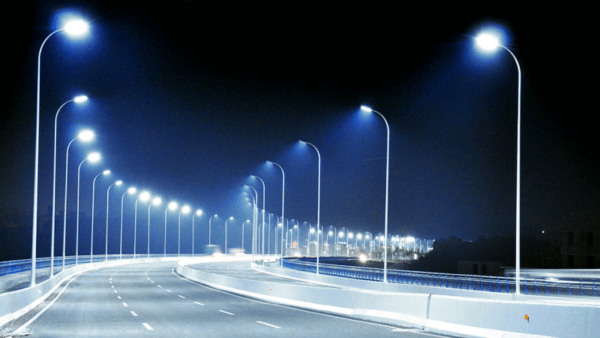 Đèn led ánh sáng trắng được lắp đặt 2 bên đường nội đô