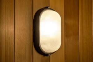 Đèn led chịu nhiệt dạng đang phát sáng được gắn trên vách gỗ