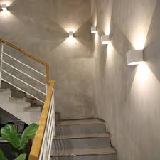 Đèn vách cấu thang hắt 2 đầu được lắp đặt ở cầu thang chữ L