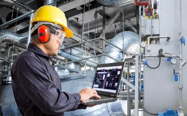 Công nhân đang đọc bản vẽ trước khi lắp đặt tủ điện