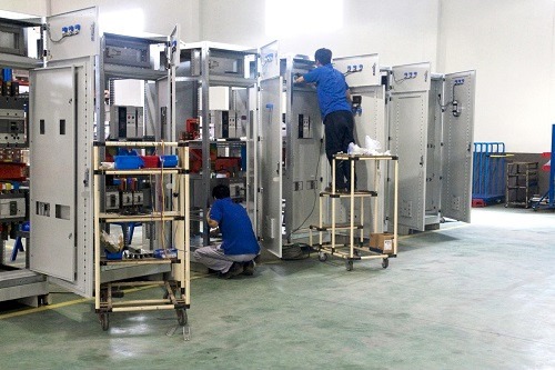 Lắp đặt tủ điện bước kiểm tra thiết bị bên trong