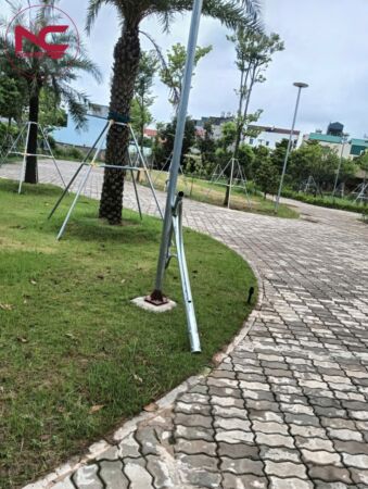 Cột đã sắp dựng xong trong khuân viên nhà hàng Vinh Bíc