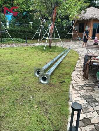 2 chiếc cột đèn được đặt dưới nền sân vườn nhà hàng Vinh Bíc