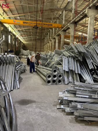 thợ đang kiểm tra hàng trước khi đi Thái Nguyên