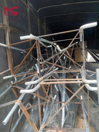 Cột được tập kết bàn giao đến công trình