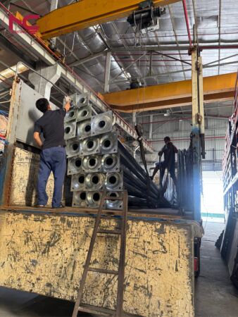kỹ thuật đang kiểm tra móng cột