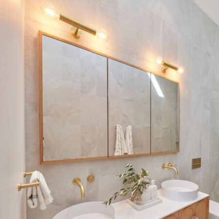Bố trí đèn hắt 2 đầu dạng ống khu vực gương và lavabo nhà vệ sinh