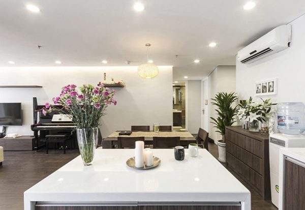 Bố trí đèn tròn với số lượng lớn khu vực bàn ăn nhà bếp