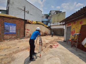 Thợ đang xác định vị trí cọc trước khi đóng cọc tiếp địa
